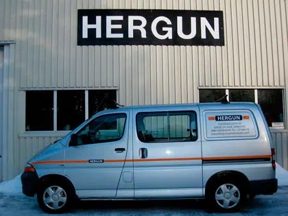 Servicebil fra Hergun Sveiseindustri parkert ved verkstedet