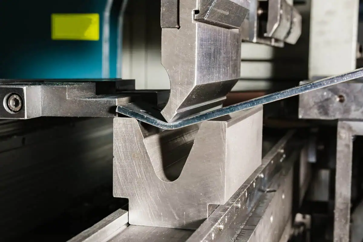 Operatør knekker stålplate i CNC-styrt kantpresse
